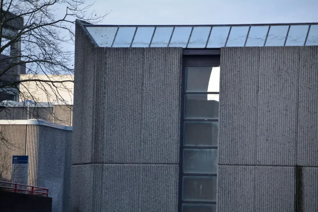 Jak wygląda montaż elewacji z betonu