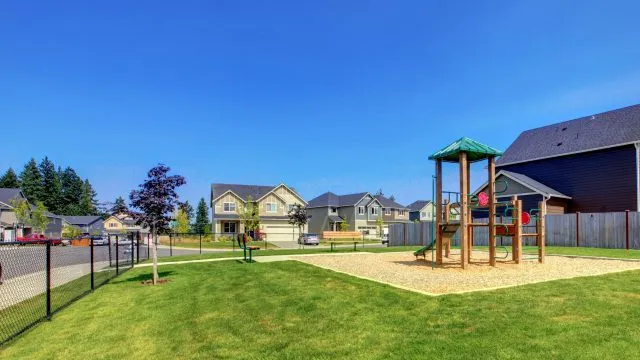 Przydomowy plac zabaw z drewna – kiedy się zdecydować?